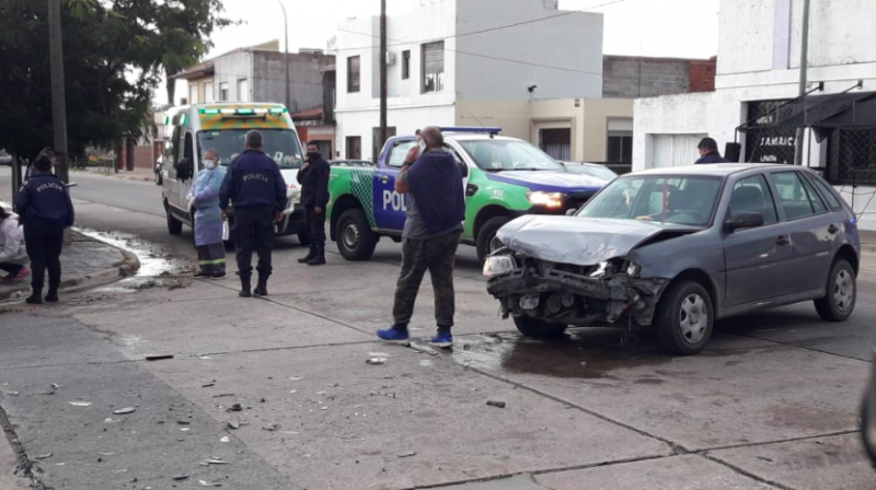 Fuerte choque en Pueblo Nuevo entre un auto y una camioneta